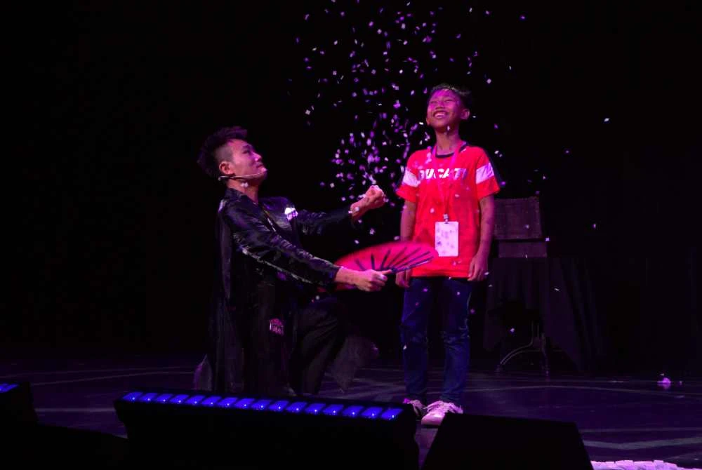 Pertunjukan silap mata yang cukup mengagumkan buat pesakit kanak-kanak dan ahli keluarga dari RMHC Malaysia.