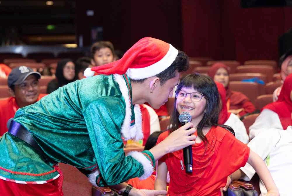 Keluarga dan pihak RMHC bersuka ria dengan aktiviti interaktif di atas kapal persiaran Star Voyager.