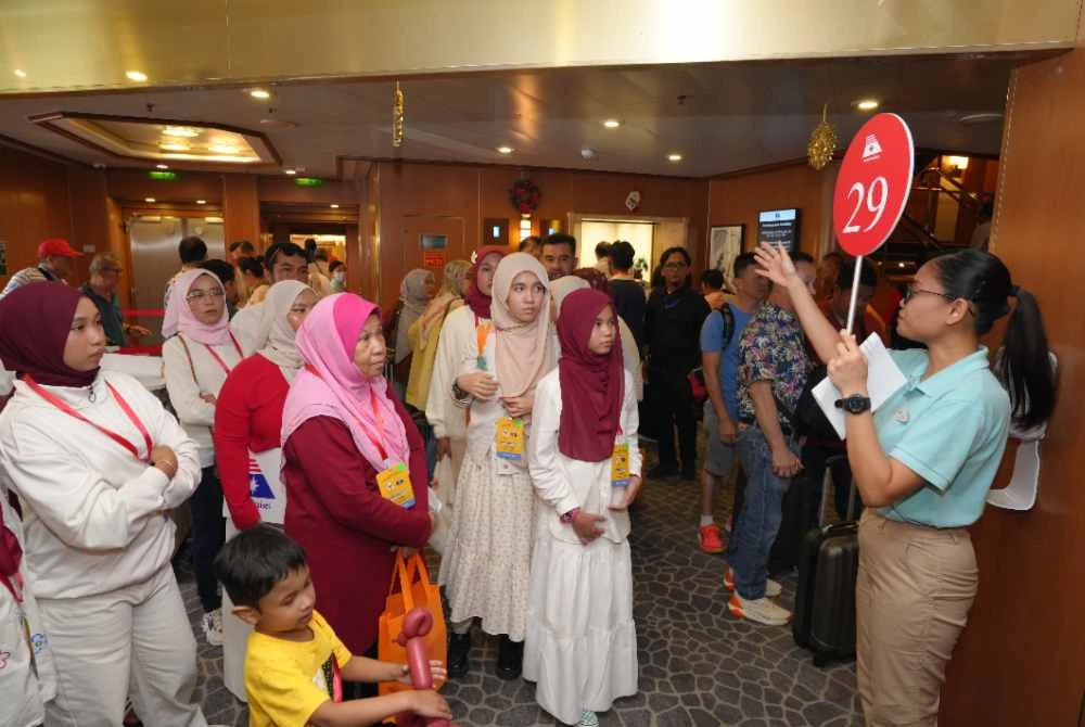 Sesi lawatan tempat dan fasiliti menarik di atas kapal Star Voyager bersama keluarga dan staf RMHC Malaysia yang dikendalikan oleh anak kapal.