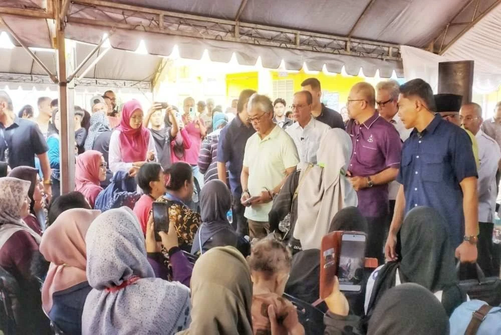 Al-Sultan Abdullah berkenan menyampaikan sumbangan kepada mangsa banjir di PPS SK Bunut Rendang di sini pada Sabtu. - Foto Sinar Harian