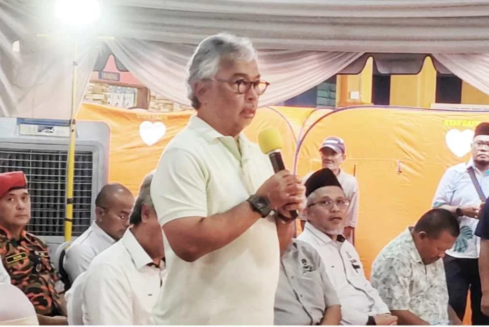 Al-Sultan Abdullah menasihatkan rakyat agar tidak mempolitikkan isu kelewatan bantuan makanan kepada mangsa banjir di PPS. - Foto Sinar Harian