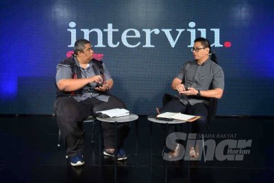 Dr Azmi (kanan) menjawab persoalan dikemukakan Khairil Anwar dalam sesi wawancara khas bersama Sinar Harian di atas pentas Studio F, Kompleks Kumpulan Karangkraf pada Isnin.