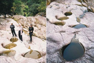 Pengunjung berada di kawasan lima lagi Telaga Tujuh Puteri. Kedudukan lima telaga yang tidak berada
di aliran sungai.(Gambar kanan)