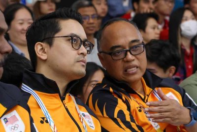 Menteri Belia dan Sukan Dr Mohammed Taufiq Johari mendengar penerangan daripada Ketua Pengarah Majlis Sukan Negara (MSN), Jefri Ngadirin (kanan) ketika hadir menyaksikan perlawanan akhir skuasy perseorangan lelaki dan wanita Sukan SEA Thailand 2025. Foto Bernama 