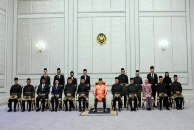 Yang di-Pertuan Agong, Sultan Ibrahim berkenan bergambar kenangan pada Istiadat Pengurniaan Surat Cara Pelantikan dan Istiadat Mengangkat Sumpah Jawatan dan Setia serta Sumpah Simpan Rahsia Menteri dan Timbalan Menteri Persekutuan di Istana Negara. Foto Bernama