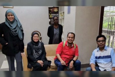 Mohd Fadli (kanan) dan Afyan (dua dari kanan) hadir ketika hadir dala sesi meditasi lalu.