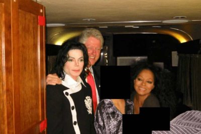Foto tanpa tarikh ini yang dikeluarkan oleh Jabatan Kehakiman AS, memaparkan Michael Jackson, bekas Presiden Bill Clinton dan Diana Ross bersama seorang individu yang tidak dikenali. Foto AP