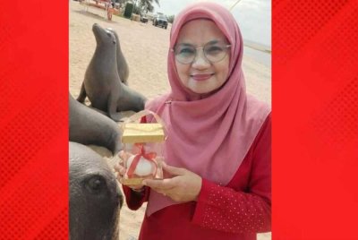 Zai menunjukkan kraftangan bawang yang dihasilkan.