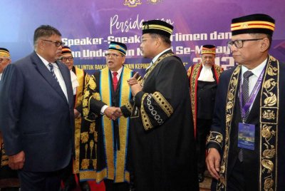 Ketua Menteri Melaka, Datuk Seri Rauf Yusoh beramah mesra dengan speaker yang hadir pada Persidangan Speaker-Speaker Parlimen dan Dewan Undangan Negeri Se-Malaysia pada Sabtu. Foto Bernama
