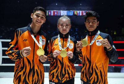 Dari kiri, Muhammad Mikail, Angie dan Wassof bersama pingat emas Sukan SEA Thailand 2025 masing-masing. Foto: Bernama 