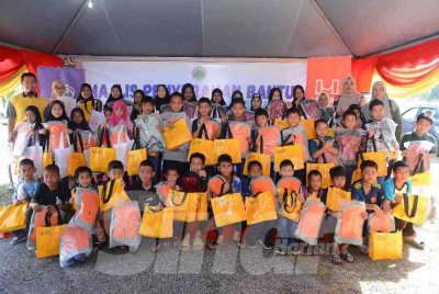 Sebahagian pelajar yang menerima sumbangan pada Majlis Penyerahan Bantuan Peralatan Kembali ke Sekolah di perkarangan Bangunan Koperasi PAK, Kampung Gumut Tambahan, Kalumpang, pada Sabtu. FOTO: SINAR HARIAN / MOHD HALIM ABDUL WAHID
