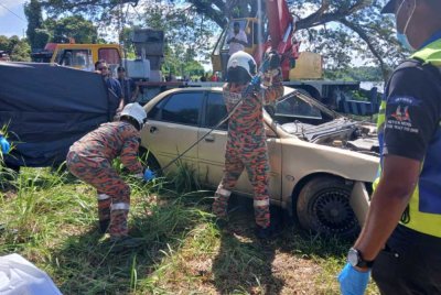 Mayat mangsa berusia 34 tahun ditemui masih berada di dalam kereta.