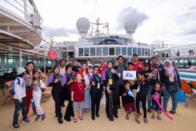 Pesakit dan ahli keluarga berpeluang meronda sekeliling kapal persiaran mewah itu.