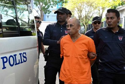 Suspek utama kes penemuan mayat wanita di dalam beg yang ditanam di sebuah rumah di Kampung Batu 4, Pedas, Rembau pada Khamis, direman tujuh hari bermula dari hari ini. Foto Bernama. 