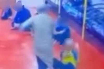 Video tular selama 48 saat yang memaparkan seorang murid lelaki dilihat sedang menahan kesakitan ketika dirotan.