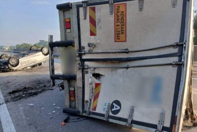 Lori dipandu dari Johor ke Parit Buntar, Perak itu terbabas dan melanggar kenderaan polis jenis Honda City. Foto: Polis