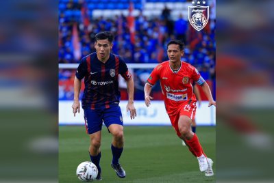 Pemain JDT, Afiq Fazail dan pemain KRW FC, Azam Azih (kanan), berebut bola pada perlawanan berkenaan. Foto Johor Southern Tigers