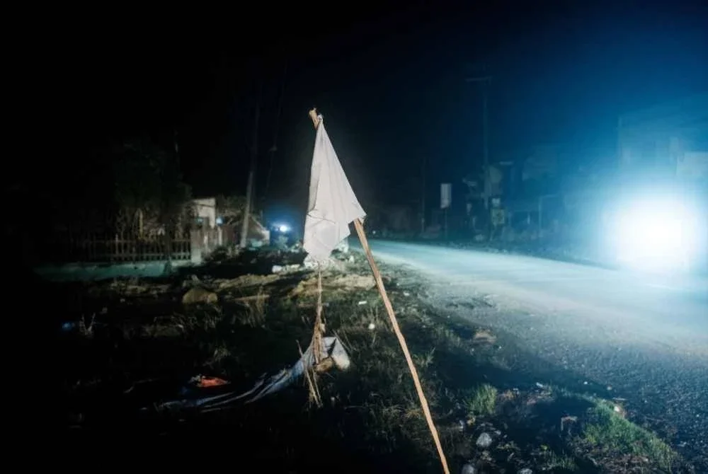 Bendera putih dipacakkan di tepi jalan di kawasan yang memerlukan bantuan segera.
