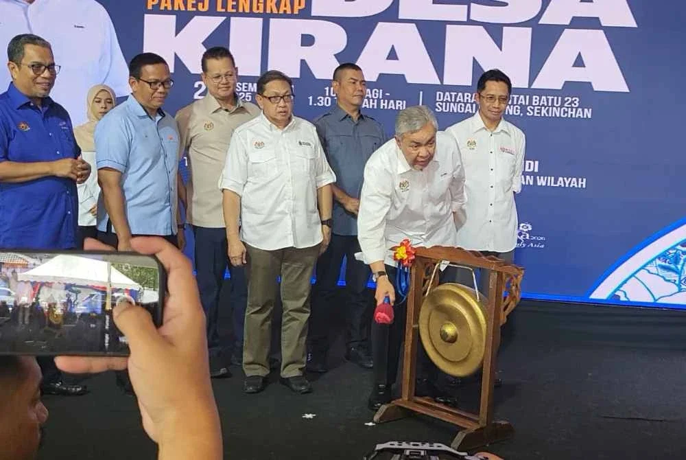 Ahmad Zahid mengetuk gong sebagai simbolik perasmian Majlis Pengumuman Lengkap Pakej Lengkap Desa Kirana di Kampung Batu 23, Sungai Nibong pada Sabtu.