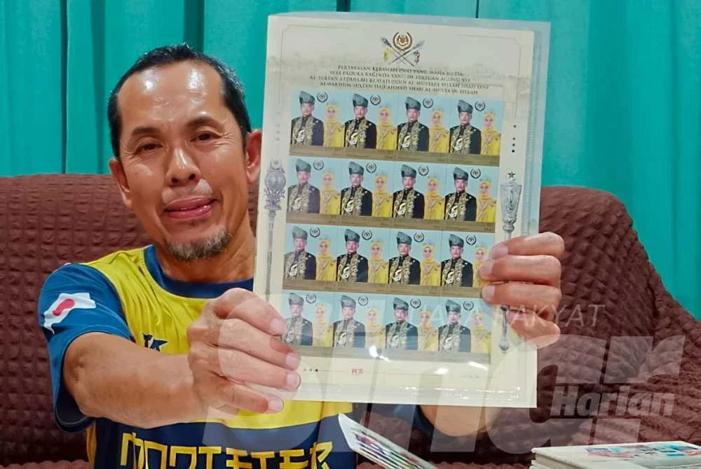 Ramlee menunjukkan antara koleksi setem edisi khas dalam simpanannya.