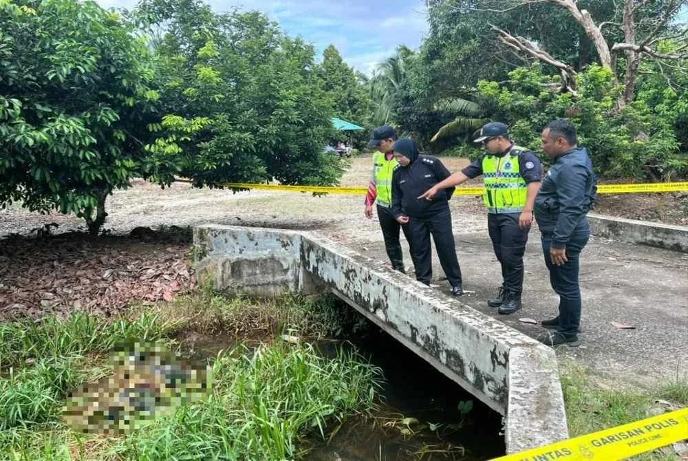 Mayat mangsa ditemui dalam parit. Foto: IPD Muar 