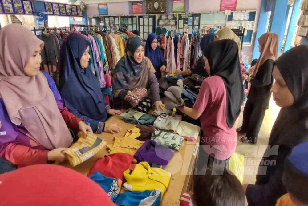 Faizah Hanum bersama rakan guru SMK Bukit Rangin menggerakan inisiatif kosongkan almari dengan niat memberi pakaian percuma kepada mangsa diPPS. Foto Sinar Harian.
