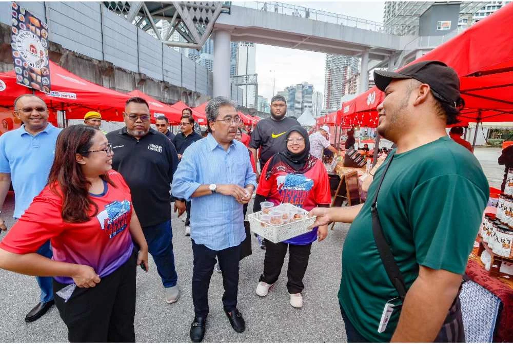 Johari melawat reruai pada majlis Pelancaran Citrawarna Kampong Bharu 125 Tahun anjuran Kelab Belia Kampong Bharu di Pintasan Saloma Kampung Bharu hari ini. - Foto: Bernama
