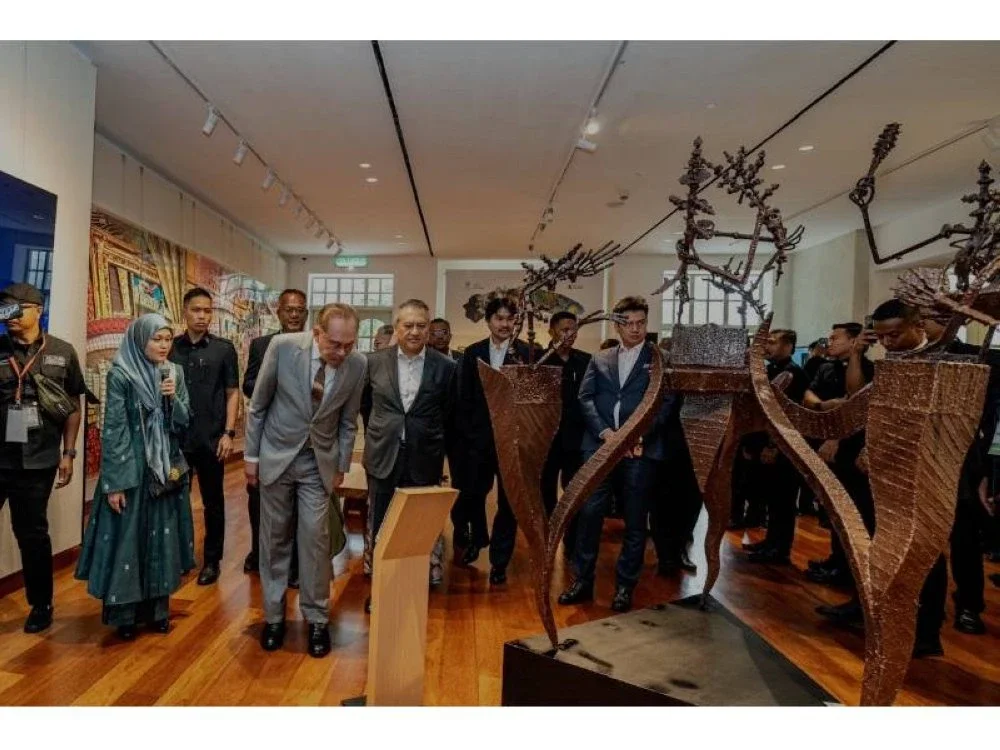 Anwar bersama Amirul Feisal (kanan) semasa sesi lawatan ke Seri Negara pada 15 Disember 2025.