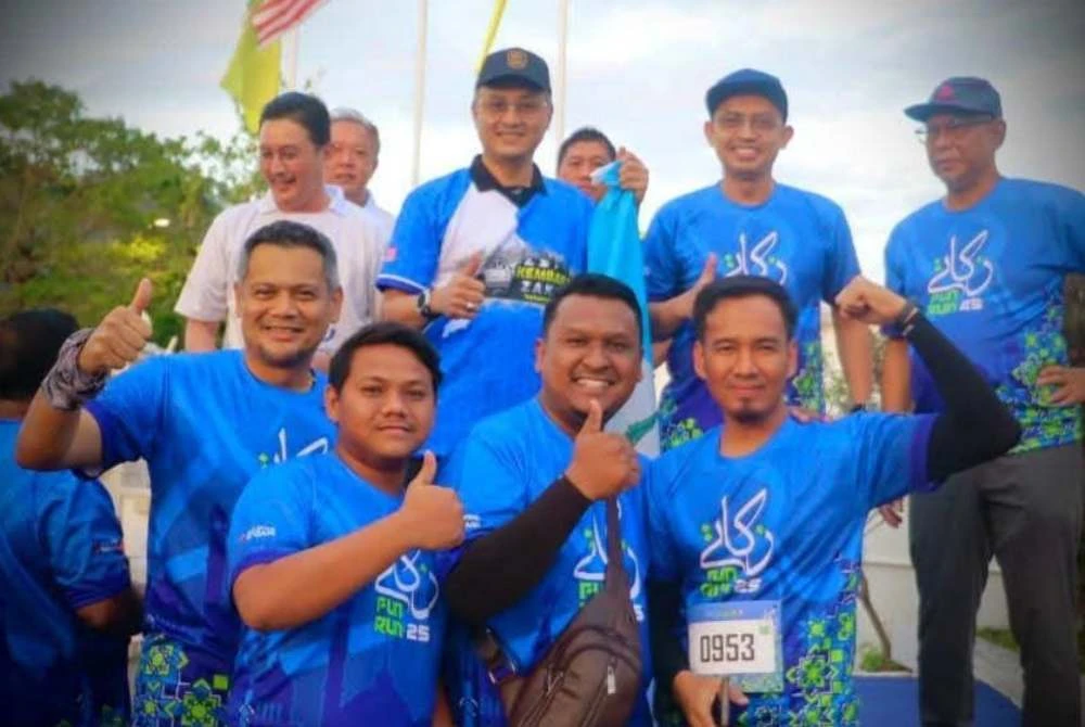 Mohamad (tengah) bersama peserta acara Zakat Fun Run 2025 yang diadakan pada Sabtu.