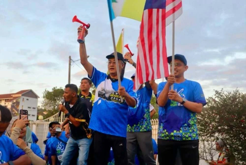 Mohamad menyempurnakan pelepasan Zakat Fun Run 2025 di Masjid Al-Huda Sungai Ara.