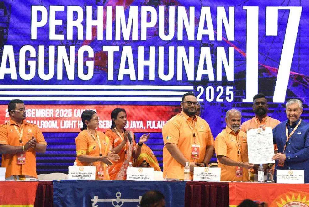 Ahmad Zahid menerima resolusi Parti Makkal Sakti yang disampaikan oleh Thanenthiran pada Perhimpunan Agung Tahunan ke-17 Parti Makkal Sakti pada Sabtu. Foto Bernama