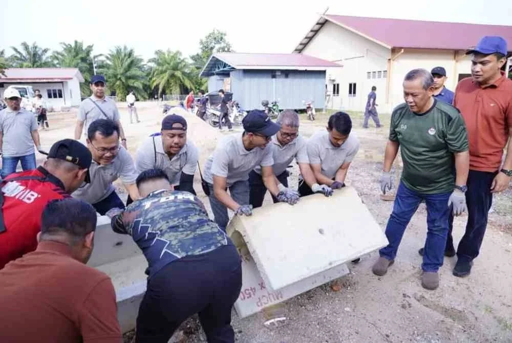 Aminuddin (dua dari kanan) pada Program Gotong-Royong dan Pengindahan Komuniti Kampung Pachitan anjuran NIOSH di Kampung Pachitan.