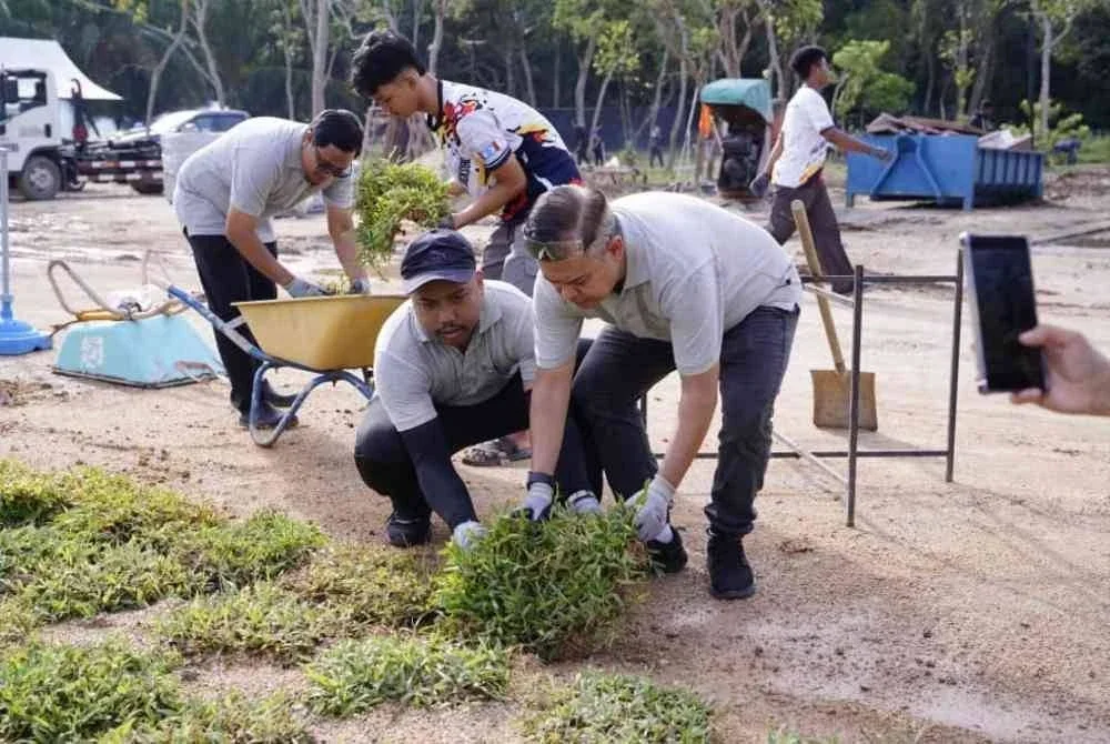 Antara aktiviti dijalankan sempena Program Gotong-Royong dan Pengindahan Komuniti Kampung Pachitan anjuran NIOSH di Kampung Pachitan.