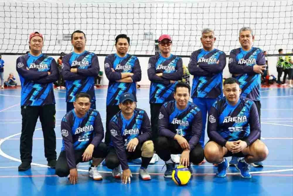 Azam (tengah) bergambar bersama pasukan bola tampar VIP Ibu Pejabat di Kuala Lumpur pada Sabtu.