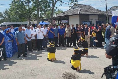 Ahmad Zahid menyaksikan persembahan tarian silat sewaktu tiba di Majlis Pengumuman Lengkap Pakej Lengkap Desa Kirana di Kampung Batu 23, Sungai Nibong pada Sabtu.