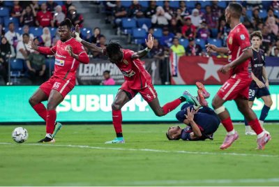 Pemain JDT Bergson Gustavo Silveira Da Silva (dua dari kanan) diasak pemain Kelantan The Real Warriors FC, Alexandre Primael Yeoule (dua dari kiri) pada saingan Liga Super Malaysia 2025/2026 di Stadium Sultan Ibrahim malam tadi - Foto: Bernama