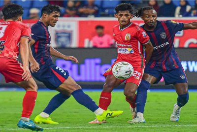 Pemain Kelantan The Real Warriors FC beraksi baik di sepanjang perlawanan. - foto fb The Real Warriors FC