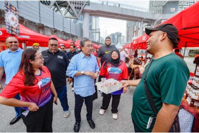 Johari melawat reruai pada majlis Pelancaran Citrawarna Kampong Bharu 125 Tahun anjuran Kelab Belia Kampong Bharu di Pintasan Saloma Kampung Bharu hari ini. - Foto: Bernama
