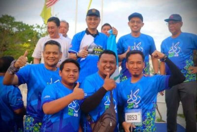 Mohamad (tengah) bersama peserta acara Zakat Fun Run 2025 yang diadakan pada Sabtu.