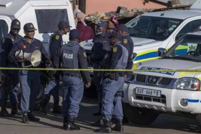 Anggota polis berada di lokasi kejadian ketika siasatan diteruskan. - Foto: Agensi