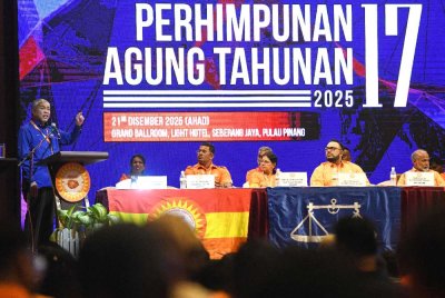 Ahmad Zahid berucap pada Perhimpunan Agung Tahunan ke-17 Parti Makkal Sakti pada Ahad. Foto Bernama