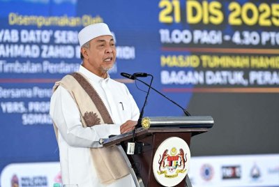  Ahmad Zahid berucap pada Himpunan Huffaz 2025 & Simfoni Dakwah Nusantara di Masjid Tuminah Hamidi pada Ahad. Foto Bernama
