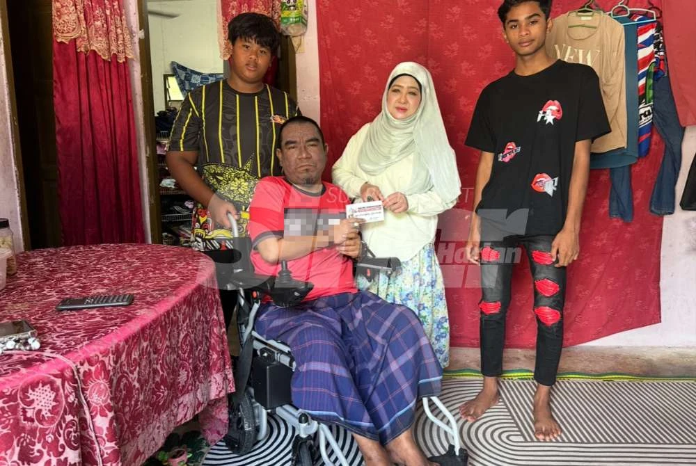 Che Norhayati (dua dari kanan) menyampaikan sumbangan zakat kepada Mohd Zaharuddin (dua dari kiri). 