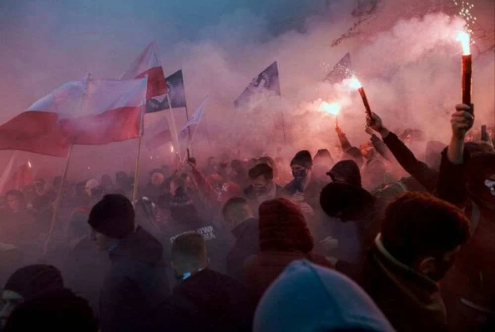 Gerakan pelampau sayap kanan kini semakin terancang, merentas sempadan dan giat merekrut melalui platform digital. - Foto Agensi