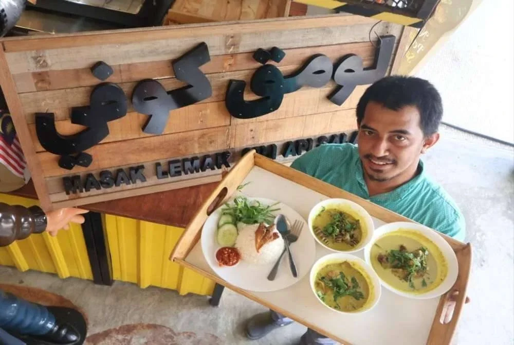 Shamsul Munir kini berbangga dengan usahanya membuka Lomaq Coffee yang menyediakan masakan Negeri Sembilan.