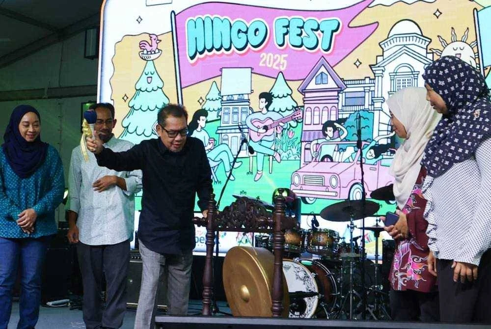 Mohamad Kamil (tengah) memukul gong sebagai tanda gimik perasmian Hingo Fest 2025 di Persiaran Bandaraya Ipoh pada Ahad.