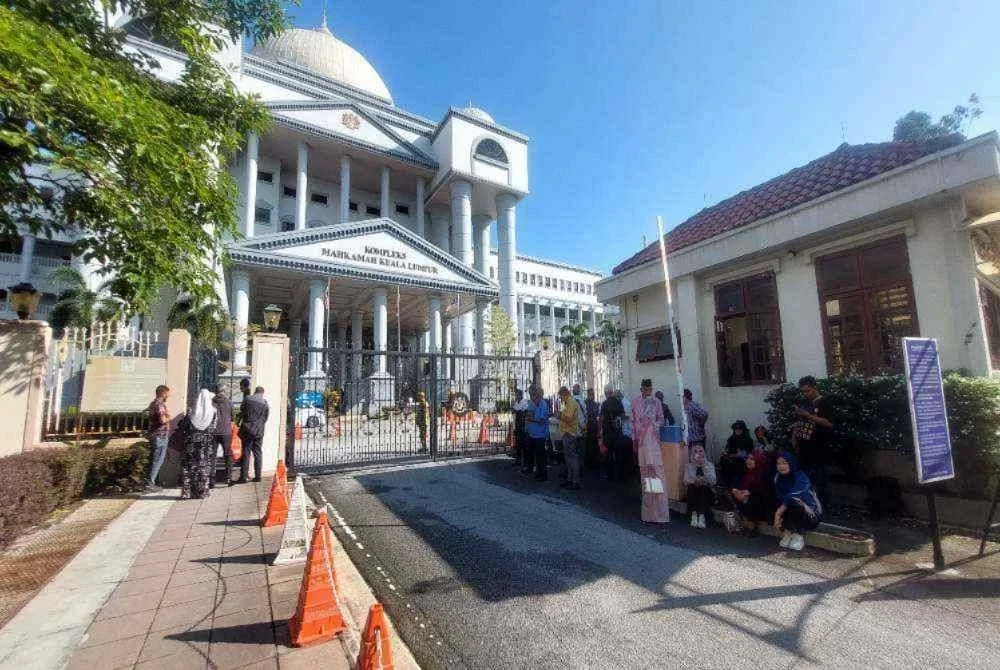 Penyokong tegar kepada bekas Perdana Menteri, Datuk Seri Najib Razak telah berada di perkarangan Kompleks Mahkamah Kuala Lumpur seawal jam 7 pagi pada Isnin