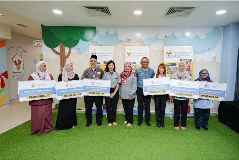 Pengurus Besar, RMHC Malaysia, Mohd Nasri Mohd Nordin (empat dari kanan) bergambar bersama penerima geran perubatan tambahan daripada RMHC di Rumah Ronald McDonald, Hospital Tunku Azizah, Kuala Lumpur.