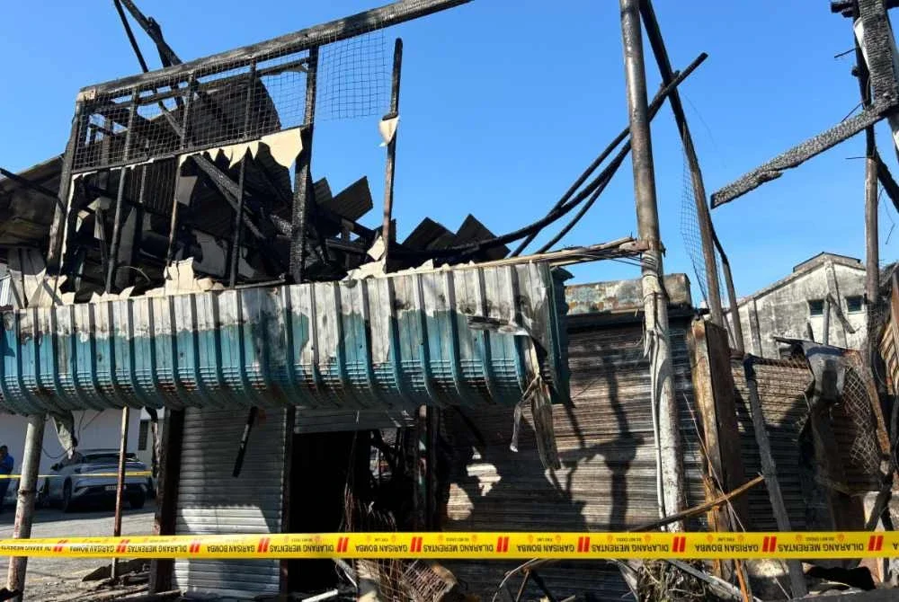 Anggaran kemusnahan mencecah 90 peratus, namun tiada mangsa dilaporkan terlibat dalam kebakaran melibatkan sebuah bangunan kedai lama di Kampar.