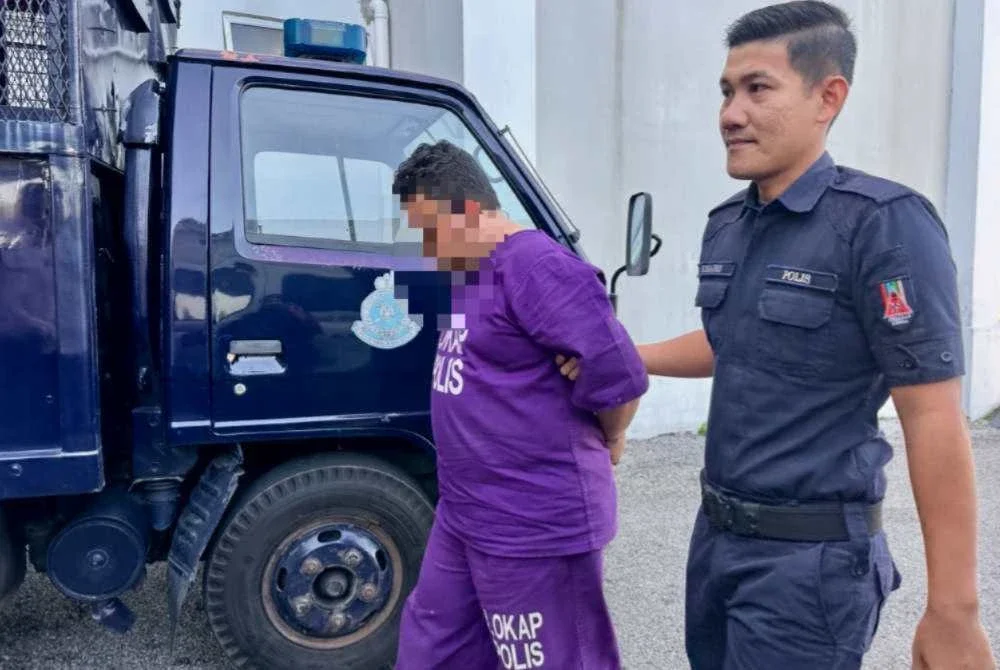 Tertuduh (kiri) yang tiba di Kompleks Mahkamah Kota Bharu. - Foto Sinar Harian/Adila Sharinni Wahid